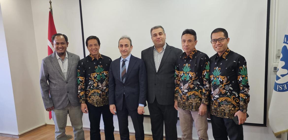 Endonezyadan gelen akademisyenlerle birlikte Rektör Yardımcımız Prof. Dr. Ümit Süleyman Şehirli ve Biyoloji Eğitimi Ana Bilim Dalı Başkanı Prof. Dr. Mustafa Çakır.